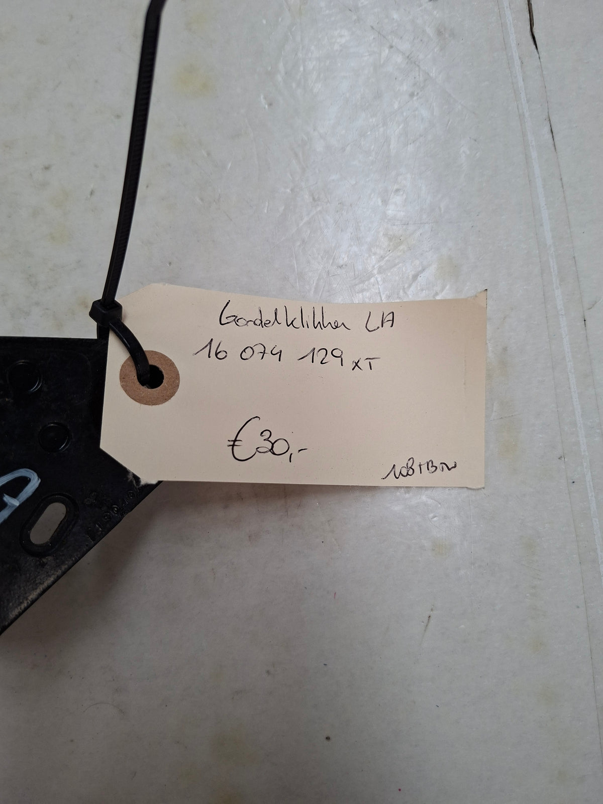 Originele gordelklikker links achter van een Peugeot 208 (OEM 16 074 129 XT), bouwjaar 2013