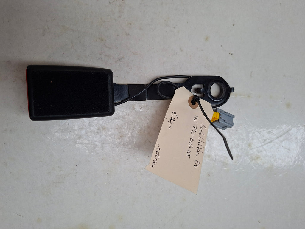 Originele gordelklikker rechts voor van een Peugeot 208 (OEM 96 730 206 XT), bouwjaar 2013