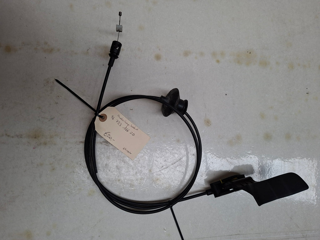 Originele motorkapkabel van een Peugeot 208 (OEM 96 733 166 ZD), bouwjaar 2013