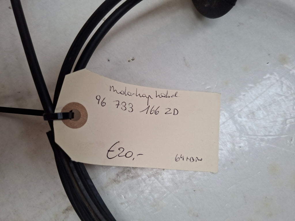 Originele motorkapkabel van een Peugeot 208 (OEM 96 733 166 ZD), bouwjaar 2013