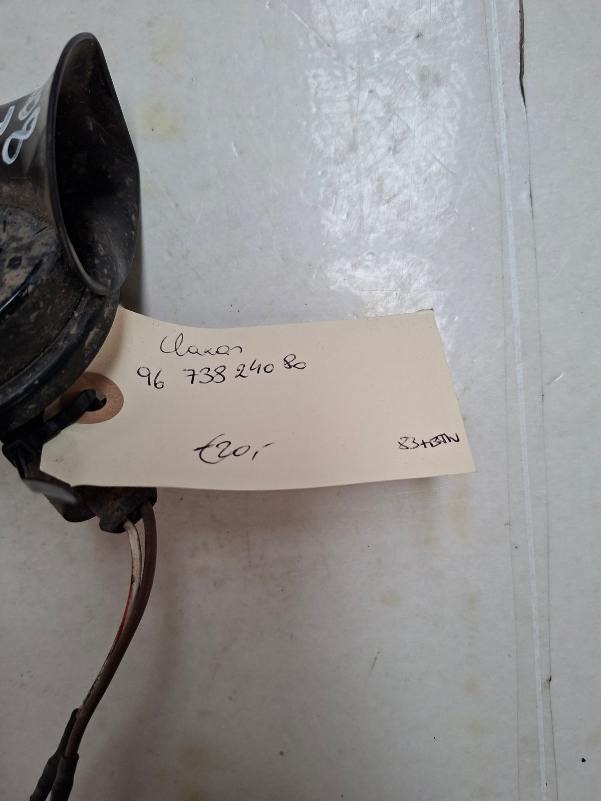 Originele claxon van een Peugeot 208 (OEM 96 738 240 80), bouwjaar 2013