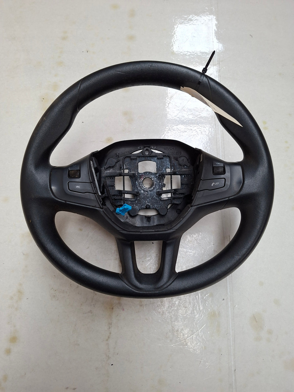 Origineel stuurwiel van een Peugeot 208 (OEM 96 739 503 ZD), bouwjaar 2013