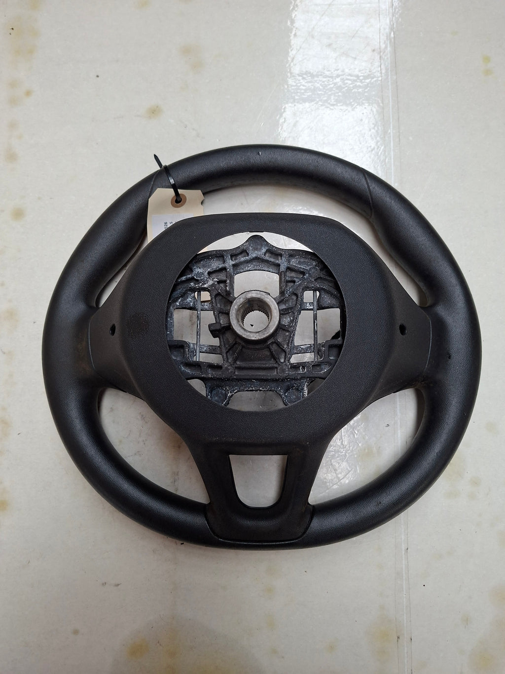 Origineel stuurwiel van een Peugeot 208 (OEM 96 739 503 ZD), bouwjaar 2013