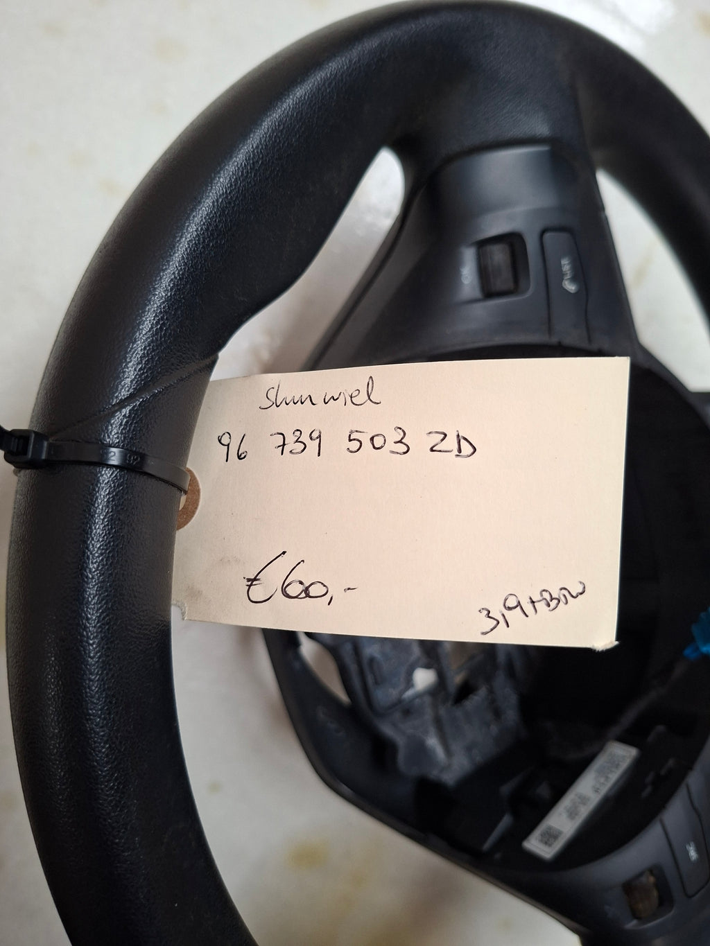 Origineel stuurwiel van een Peugeot 208 (OEM 96 739 503 ZD), bouwjaar 2013