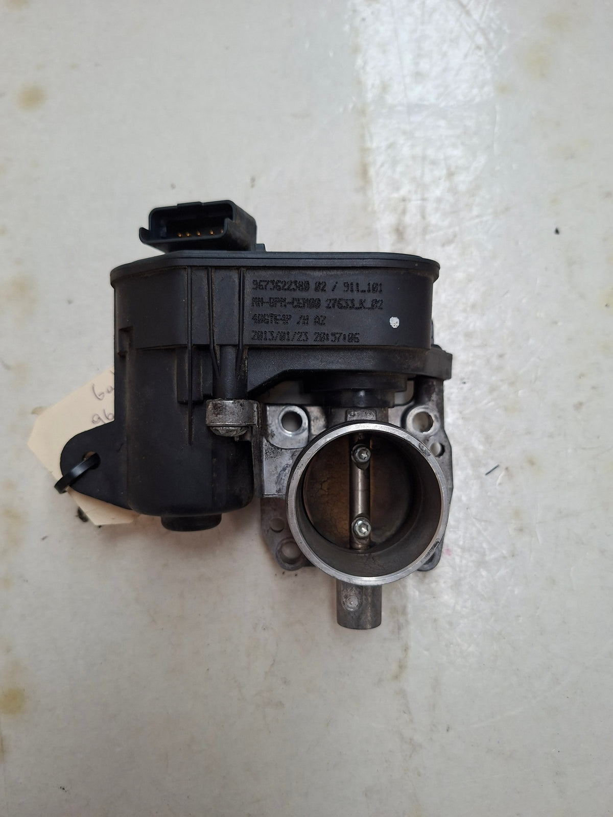 Originele gasklep van een Peugeot 208 (OEM 96 736 223 80 / 98 426 329 80), bouwjaar 2013