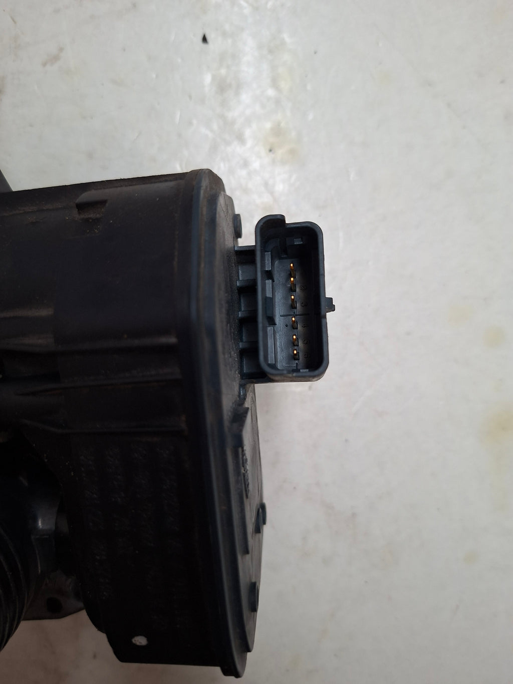Originele gasklep van een Peugeot 208 (OEM 96 736 223 80 / 98 426 329 80), bouwjaar 2013