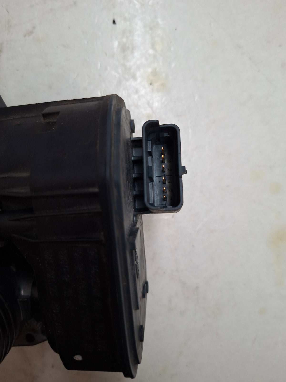 Originele gasklep van een Peugeot 208 (OEM 96 736 223 80 / 98 426 329 80), bouwjaar 2013