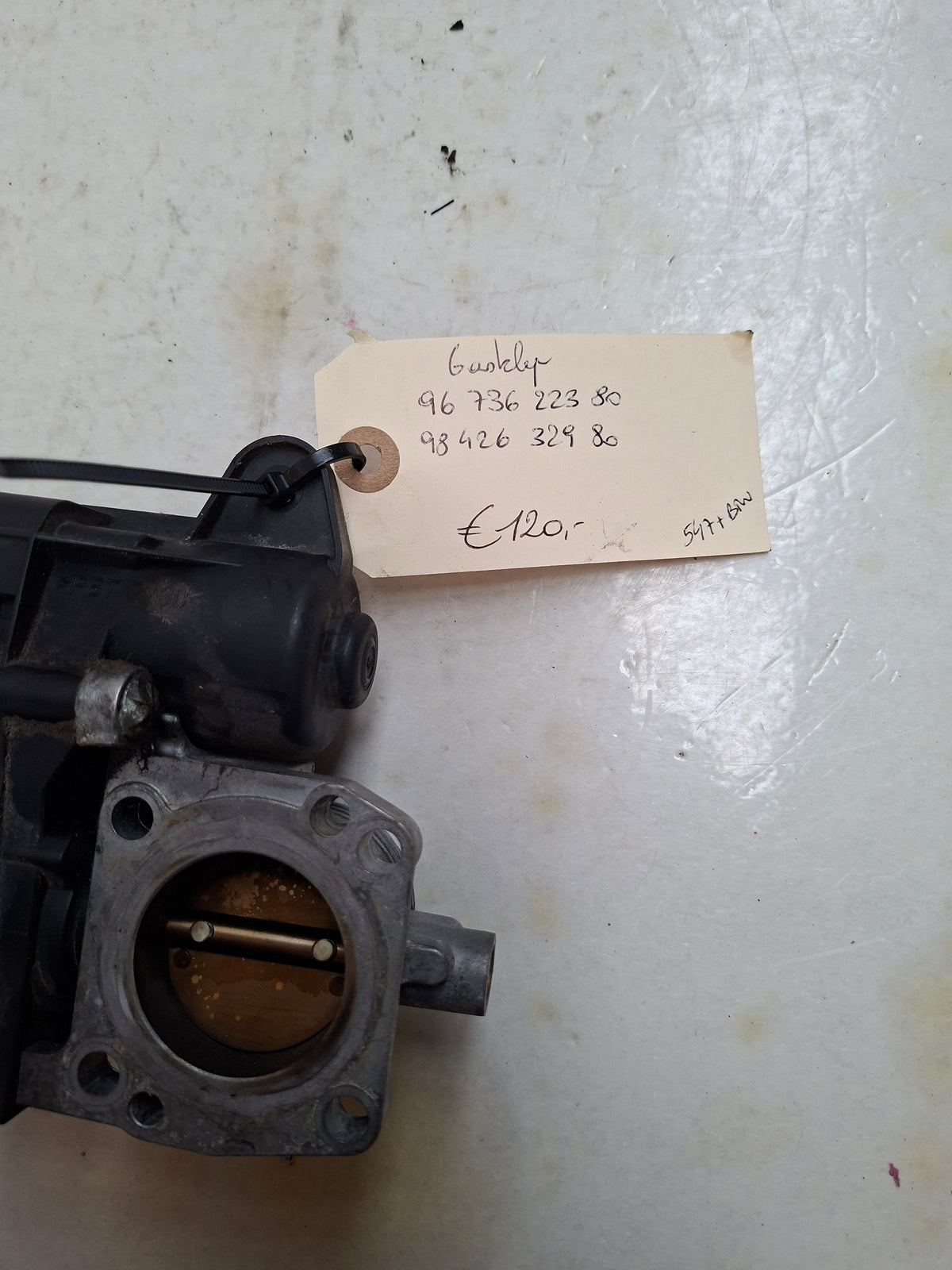 Originele gasklep van een Peugeot 208 (OEM 96 736 223 80 / 98 426 329 80), bouwjaar 2013