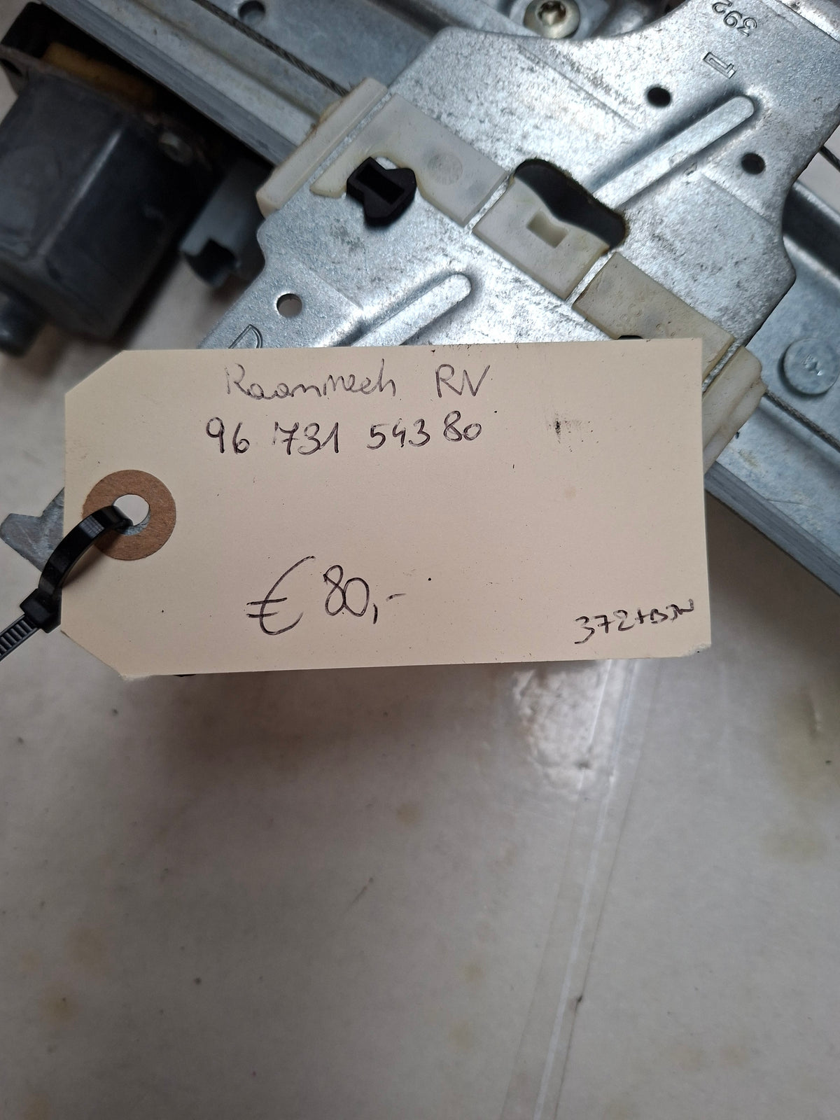Origineel raammechanisme rechts voor van een Peugeot 208 (OEM 96 731 543 80), bouwjaar 2013