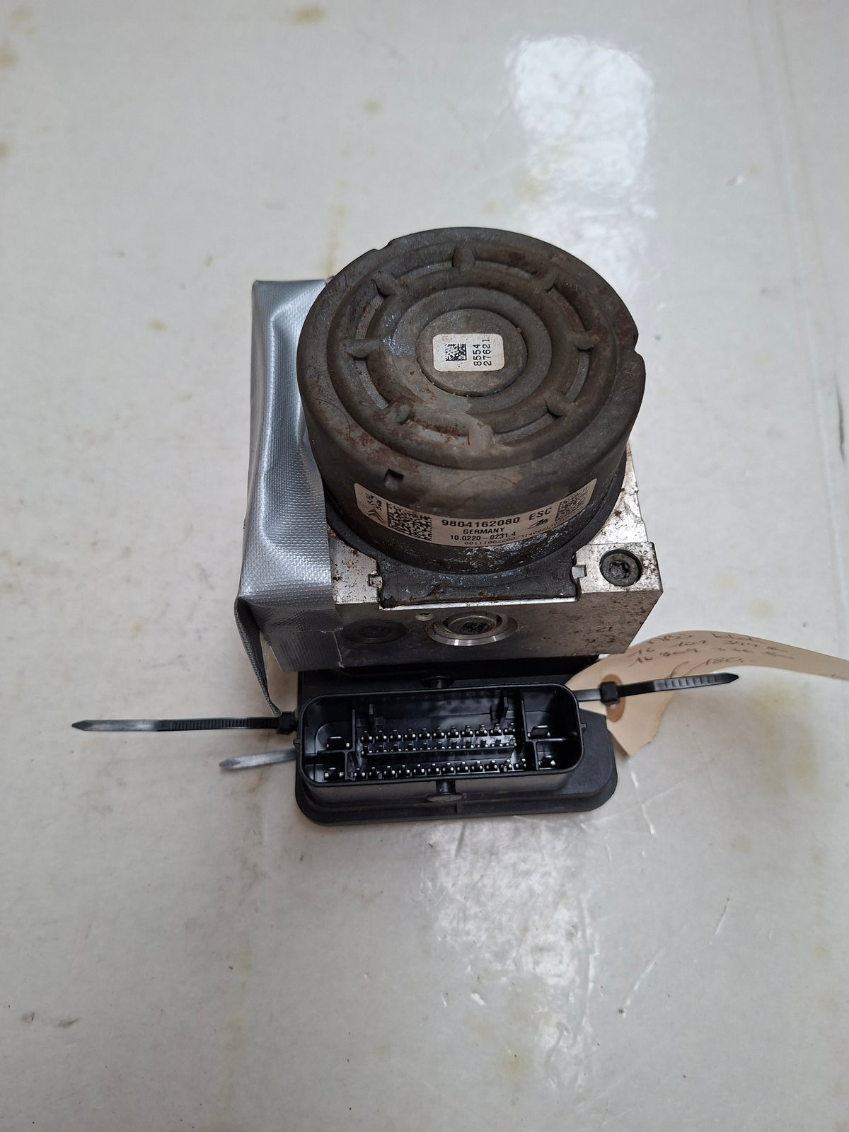 Origineel ABS-blok van een Peugeot 208 (OEM 16 101 344 80 / 16 809 336 80), bouwjaar 2013