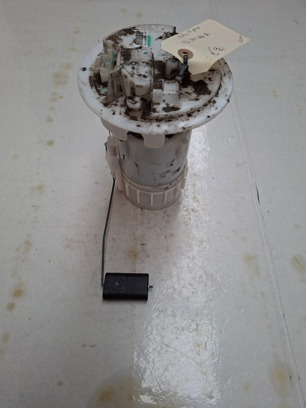 Originele vlotter met pomp van een Peugeot 208 (OEM 96 744 666 80), bouwjaar 2013