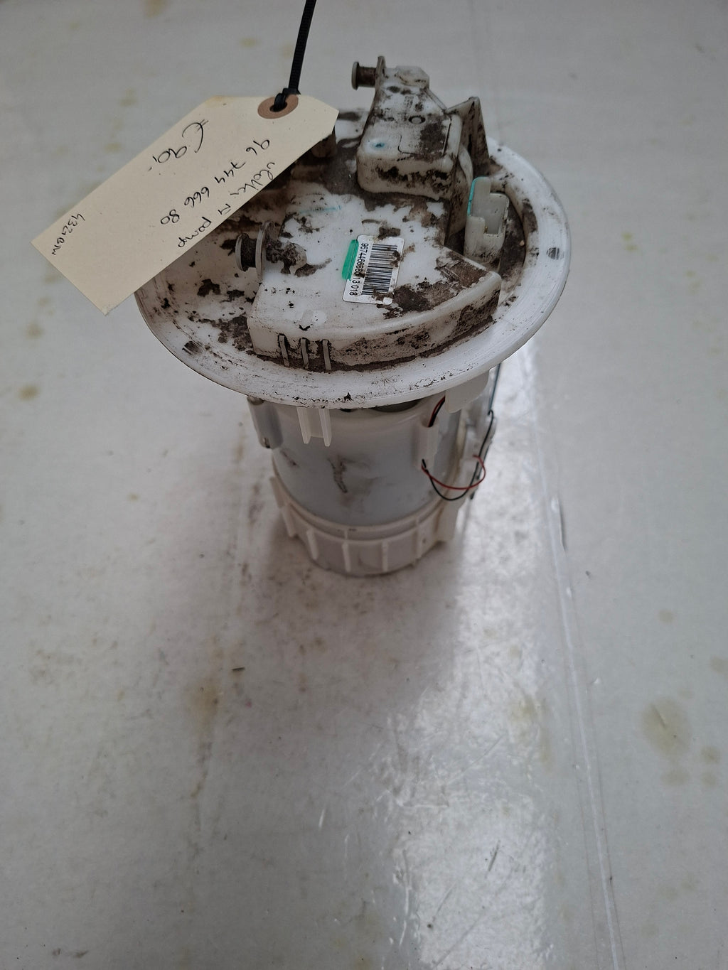 Originele vlotter met pomp van een Peugeot 208 (OEM 96 744 666 80), bouwjaar 2013