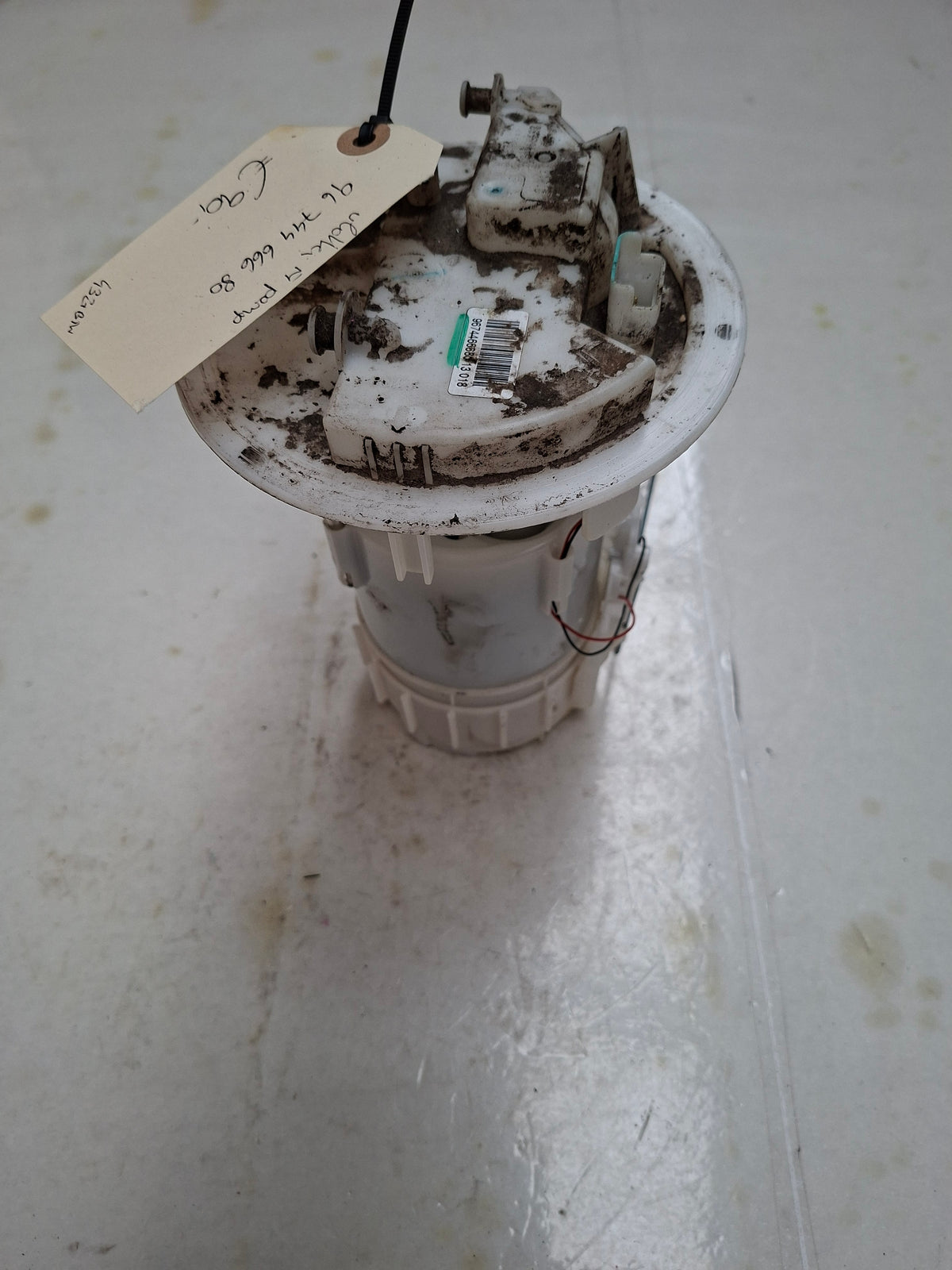 Originele vlotter met pomp van een Peugeot 208 (OEM 96 744 666 80), bouwjaar 2013