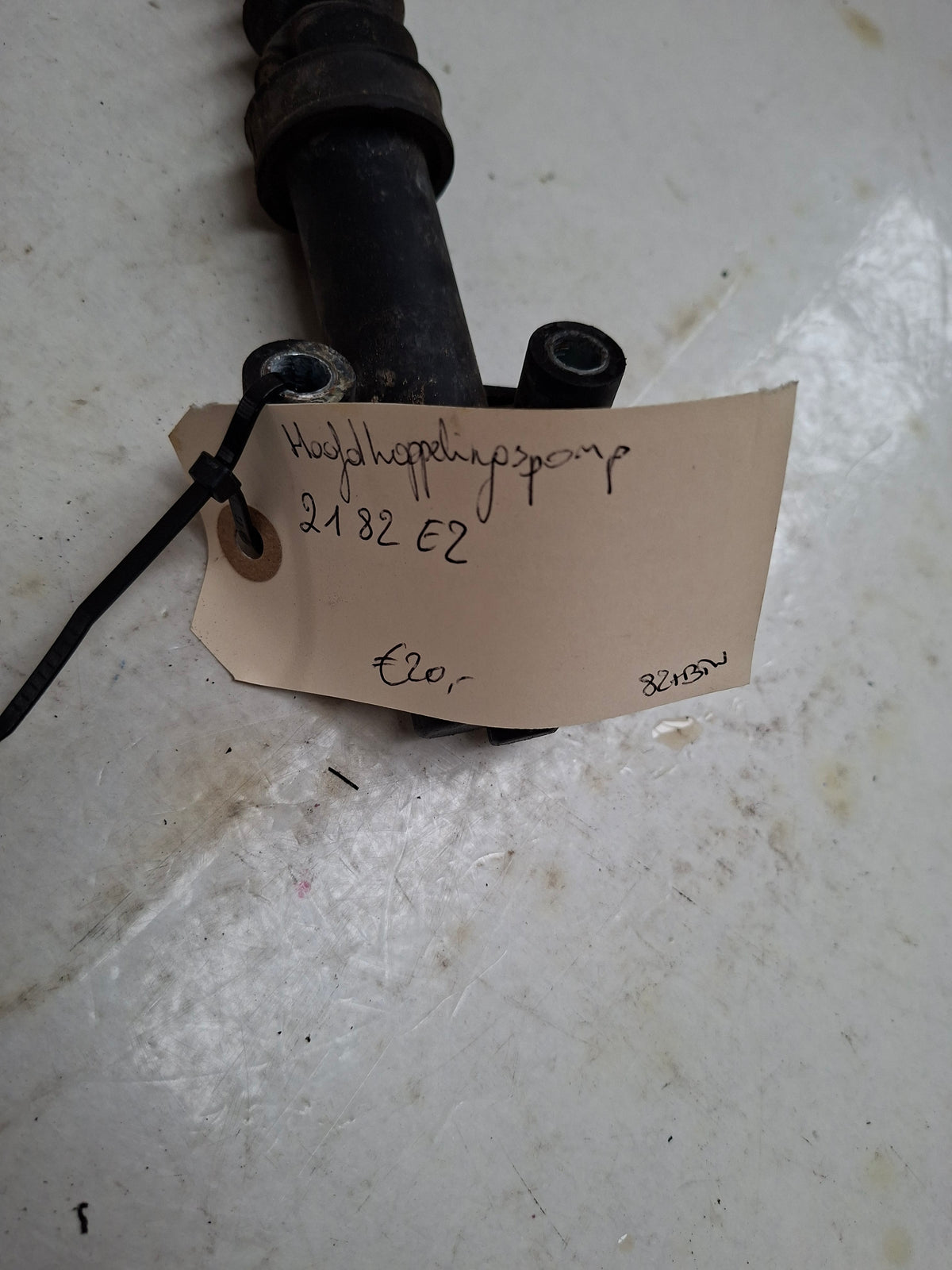 Originele hoofdkoppelingspomp van een Peugeot 208 (OEM 2182 EZ), bouwjaar 2013