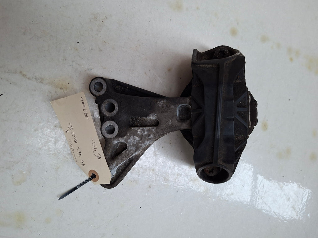 Originele motorsteun van een Peugeot 208 (OEM 96 767 805 80), bouwjaar 2013