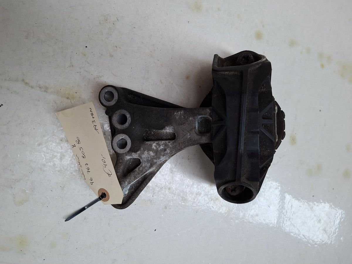 Originele motorsteun van een Peugeot 208 (OEM 96 767 805 80), bouwjaar 2013