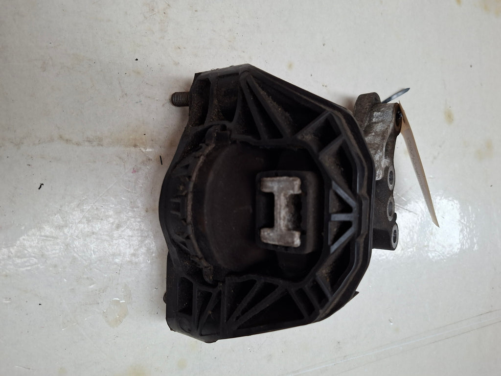 Originele motorsteun van een Peugeot 208 (OEM 96 767 805 80), bouwjaar 2013