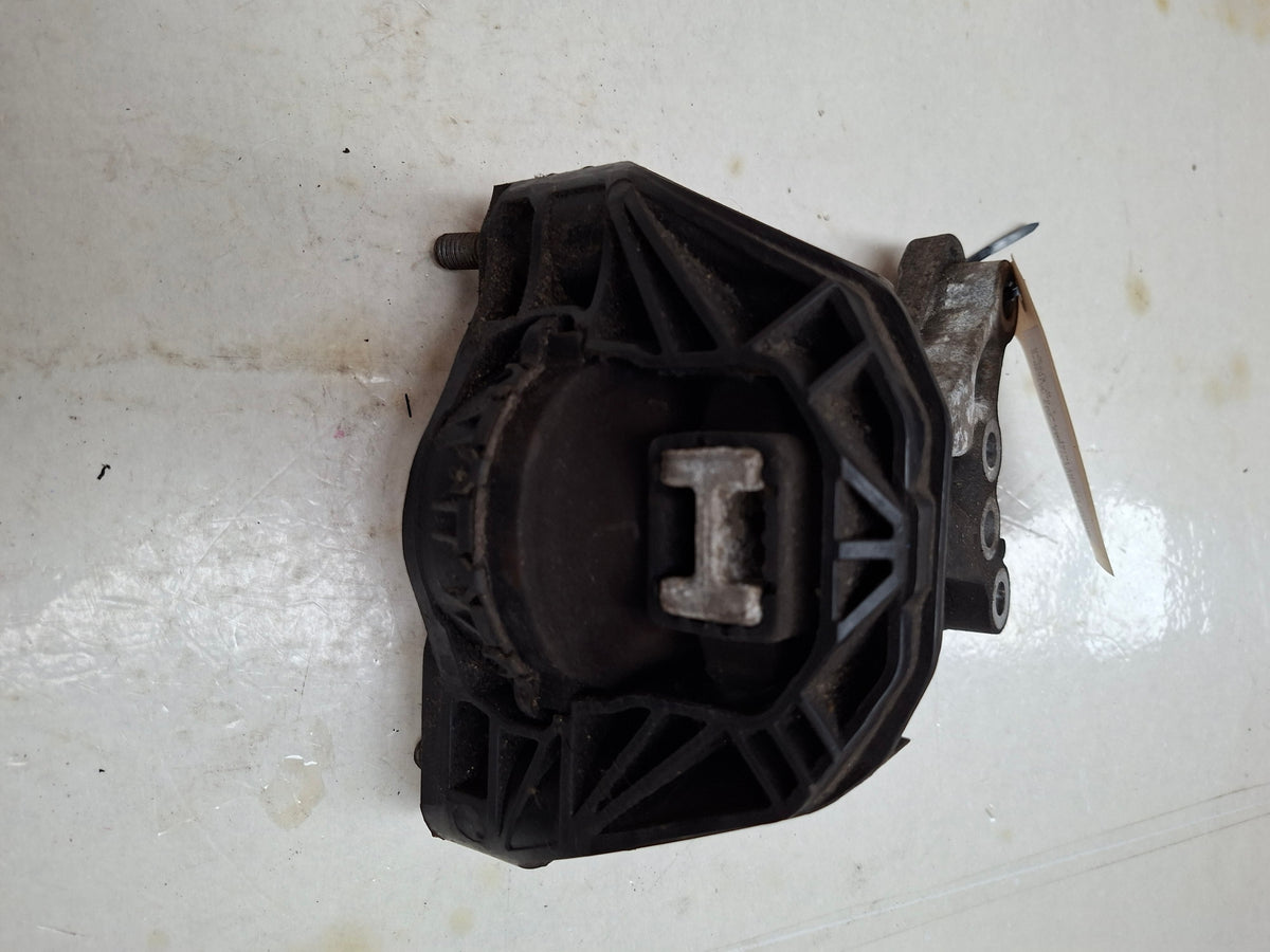 Originele motorsteun van een Peugeot 208 (OEM 96 767 805 80), bouwjaar 2013