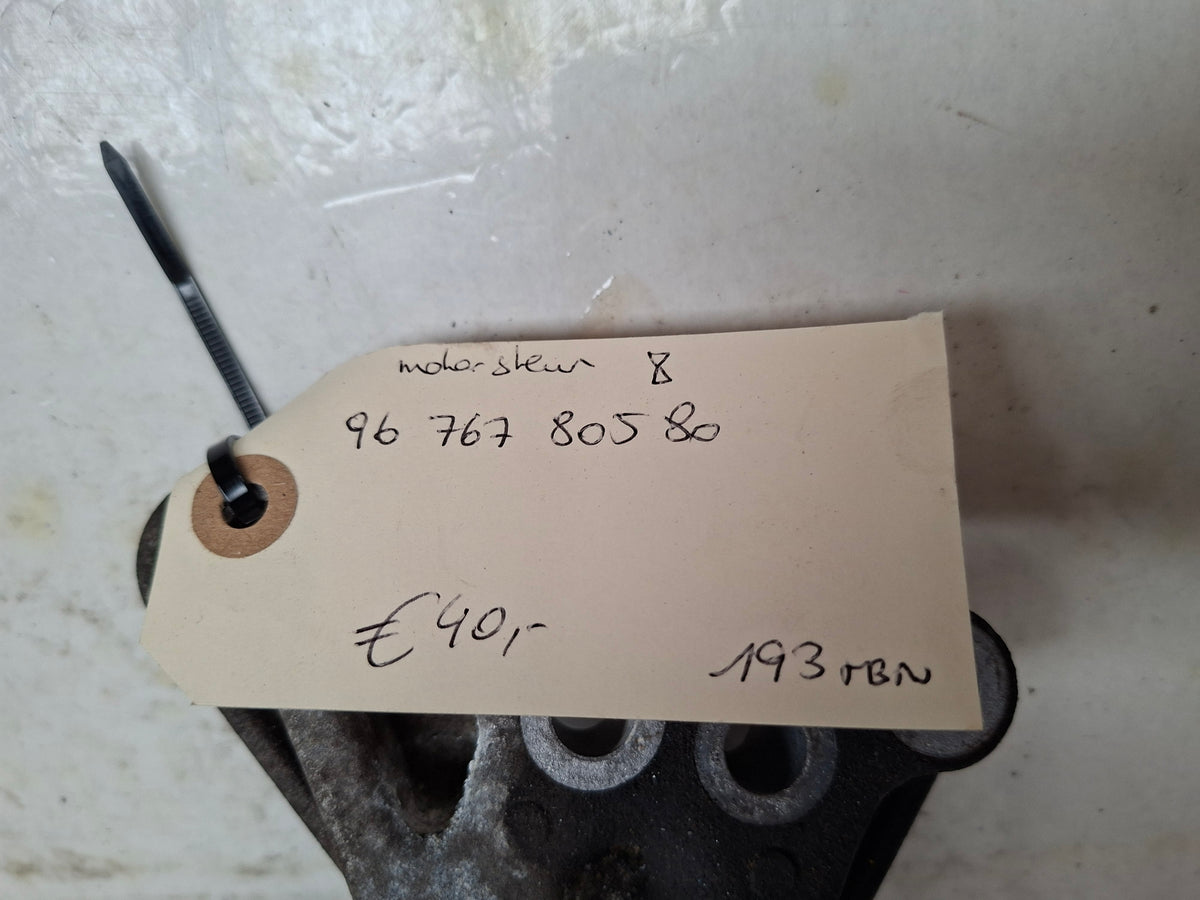 Originele motorsteun van een Peugeot 208 (OEM 96 767 805 80), bouwjaar 2013