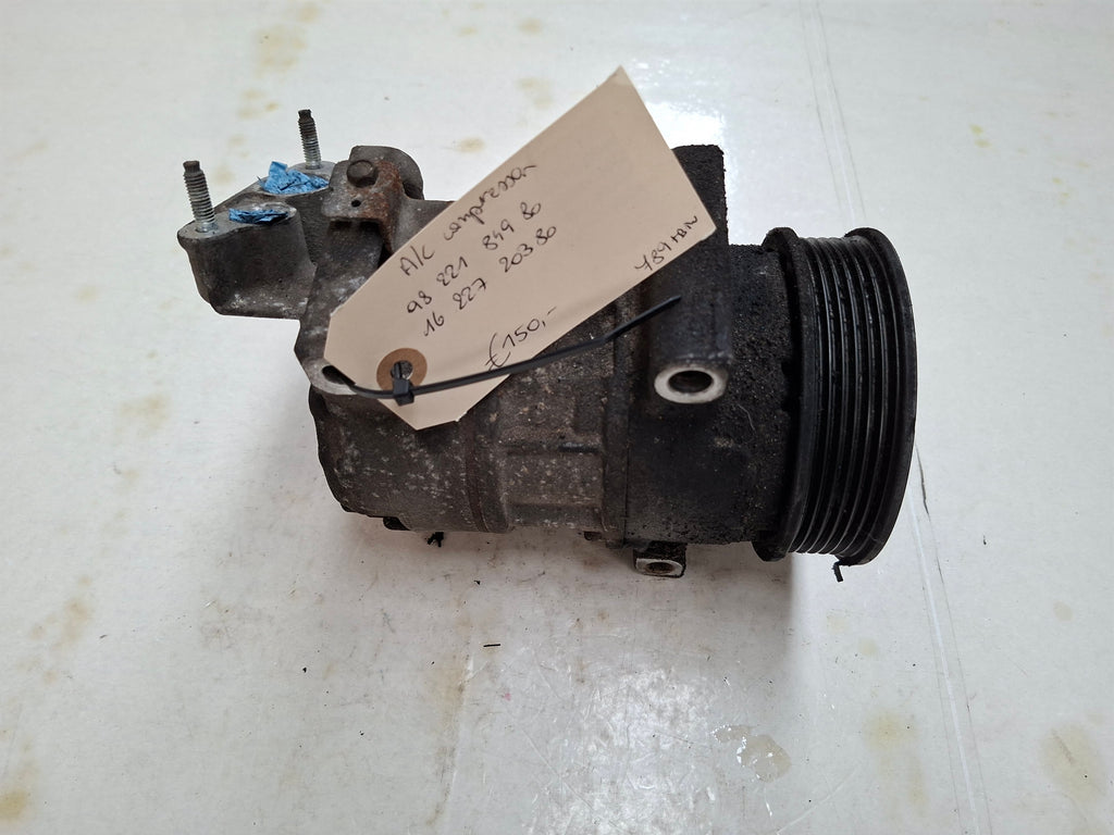 Originele aircocompressor van een Peugeot 208 (OEM 98 221 849 80 / 16 227 203 80), bouwjaar 2013