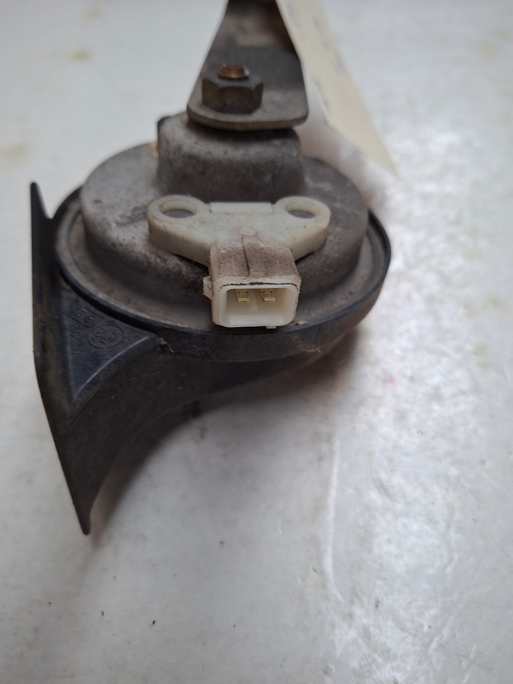 Originele claxon van een Peugeot 206 (OEM 6236 F2), bouwjaar 2004