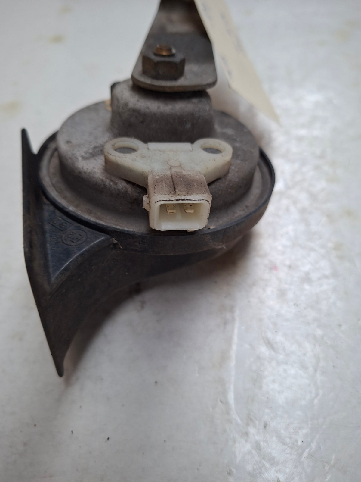 Originele claxon van een Peugeot 206 (OEM 6236 F2), bouwjaar 2004