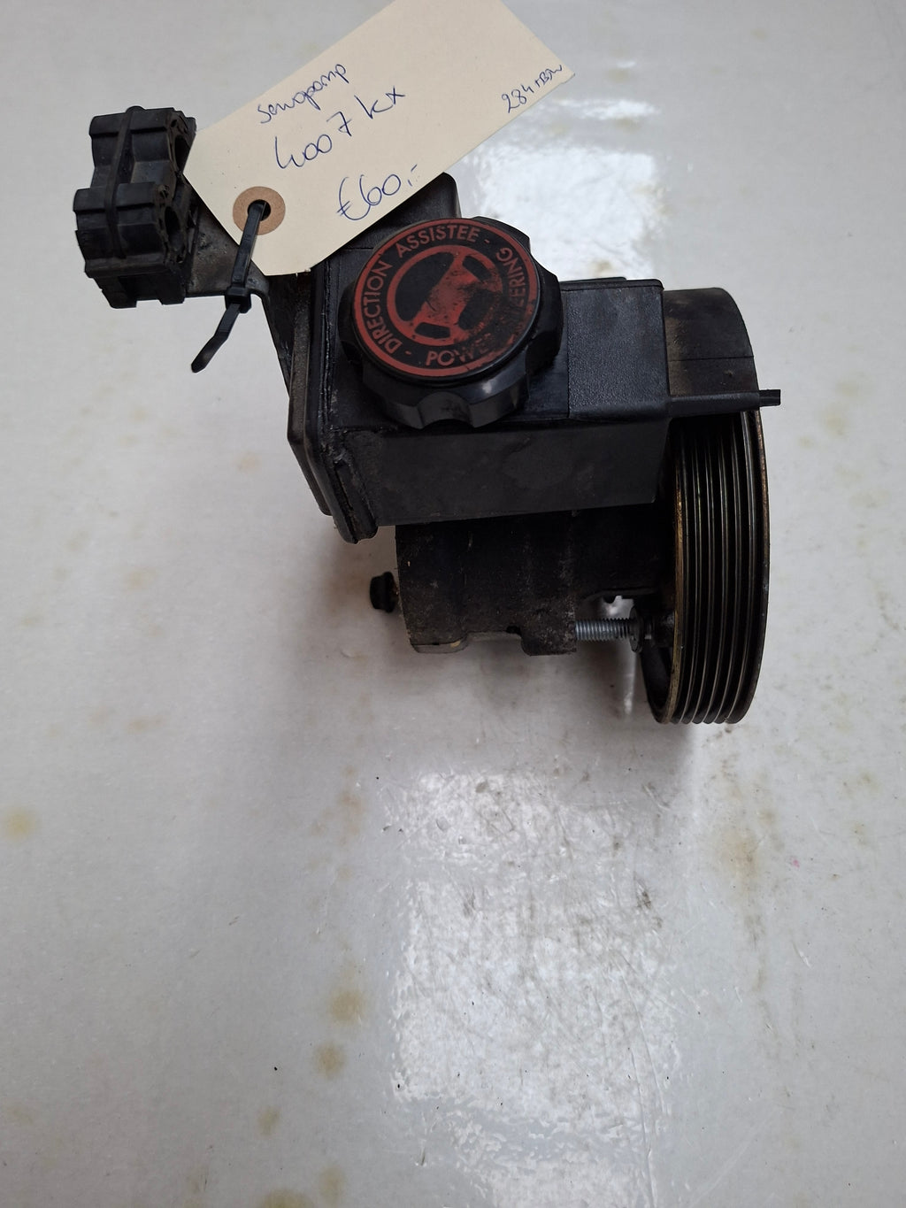 Originele servopomp van een Peugeot 206 (OEM 4007 KX), bouwjaar 2004