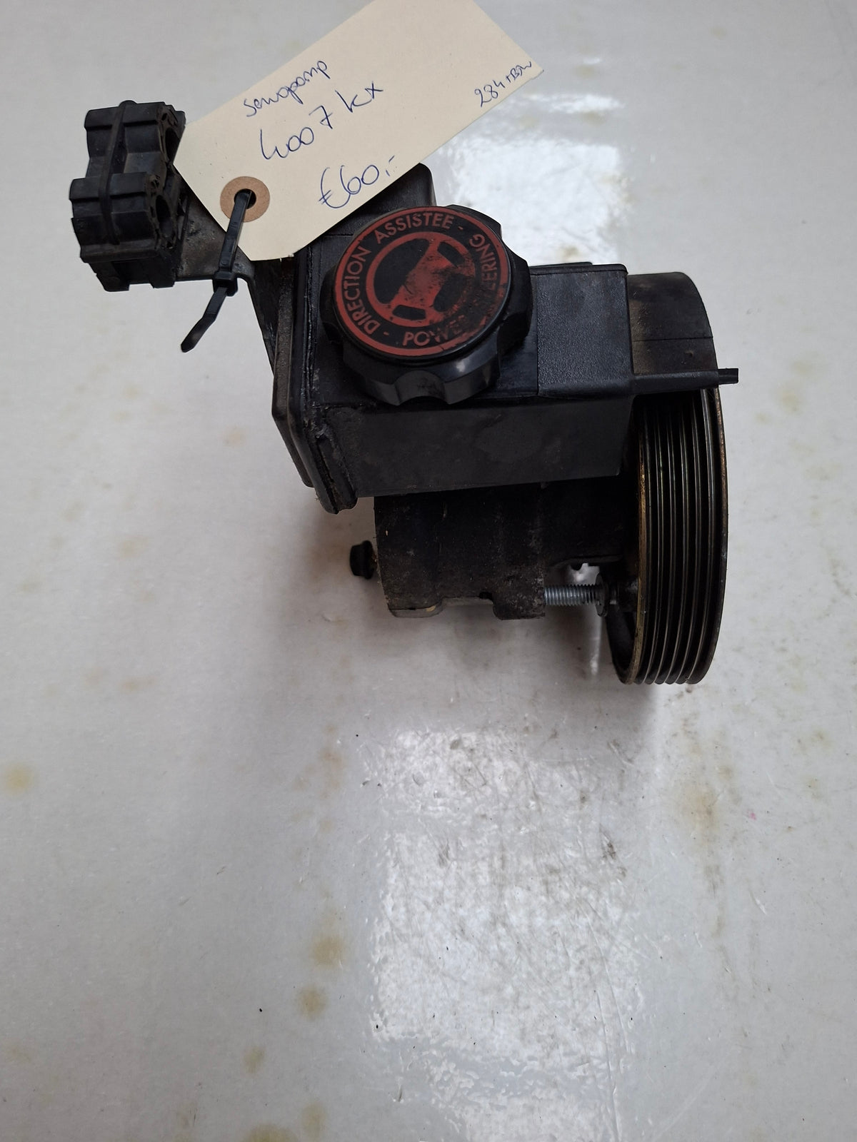 Originele servopomp van een Peugeot 206 (OEM 4007 KX), bouwjaar 2004