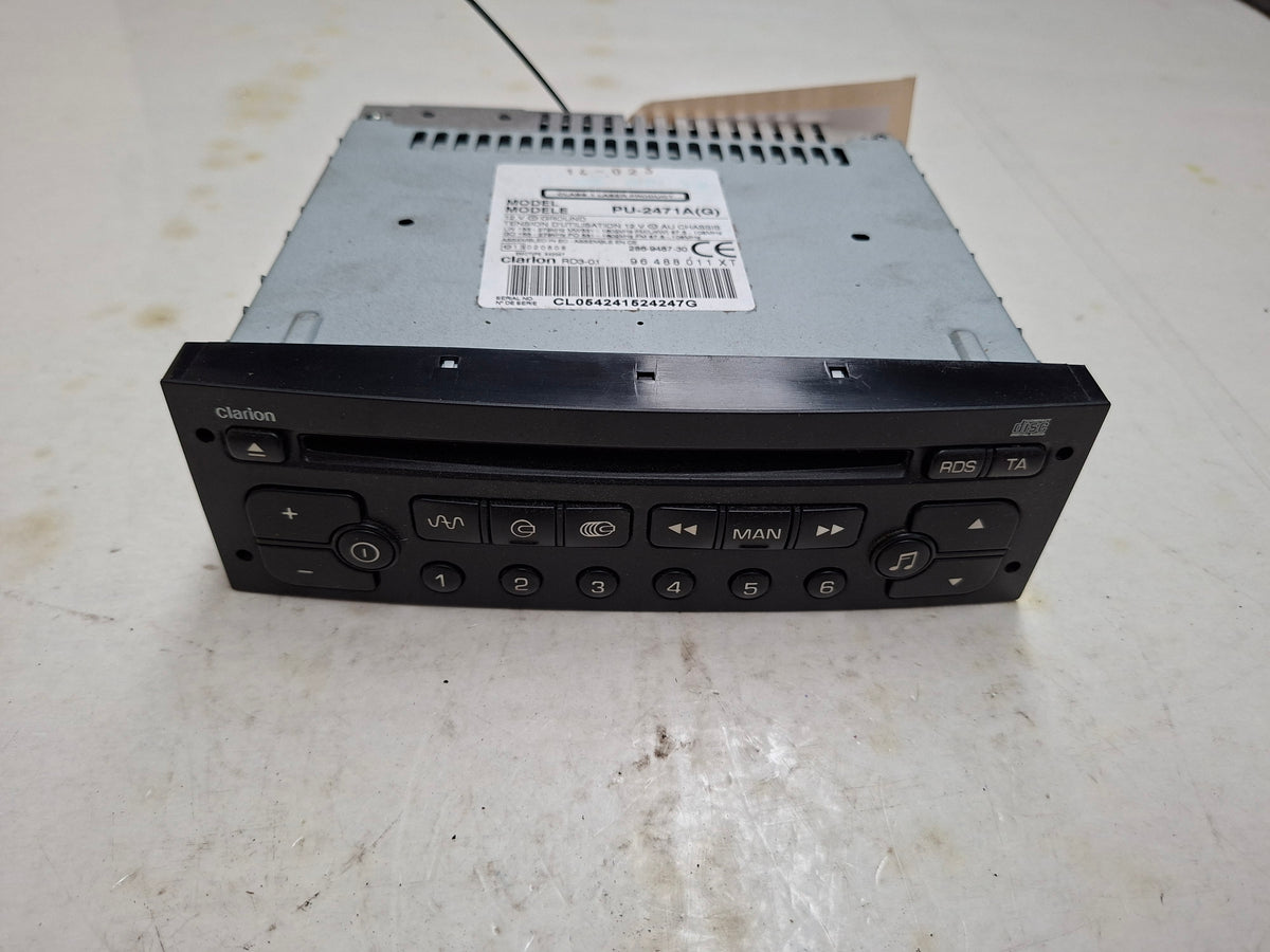 Originele radio van een Peugeot 206 (OEM 6564 RT), bouwjaar 2004