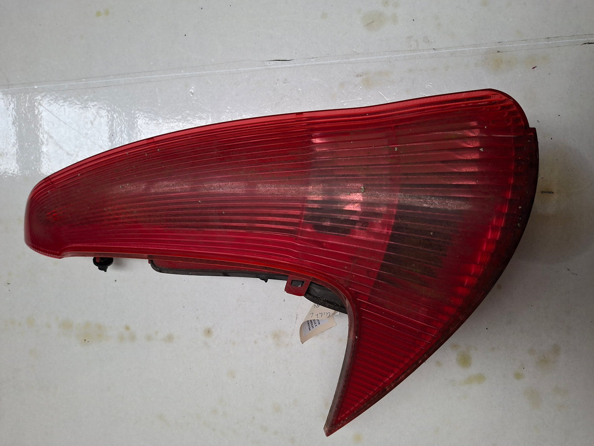 Origineel achterlicht links van een Peugeot 206 (OEM 6350 R4), bouwjaar 2004