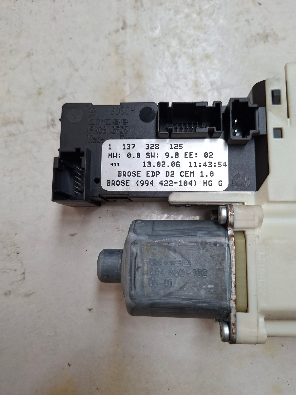 Originele raammechanismemotor links voor van een Peugeot 407 (OEM 9221 Z1), bouwjaar 2006