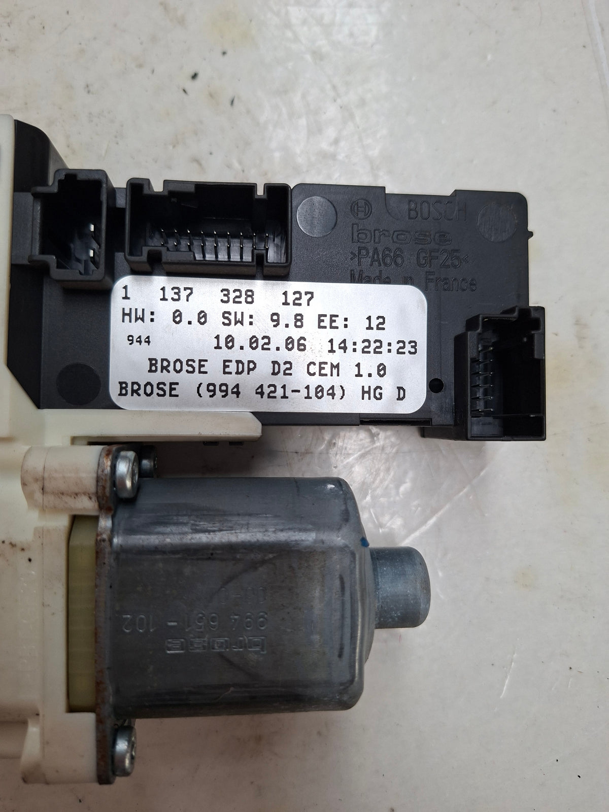 Originele raammechanismemotor rechts voor van een Peugeot 407 (OEM 9222 Y6), bouwjaar 2006