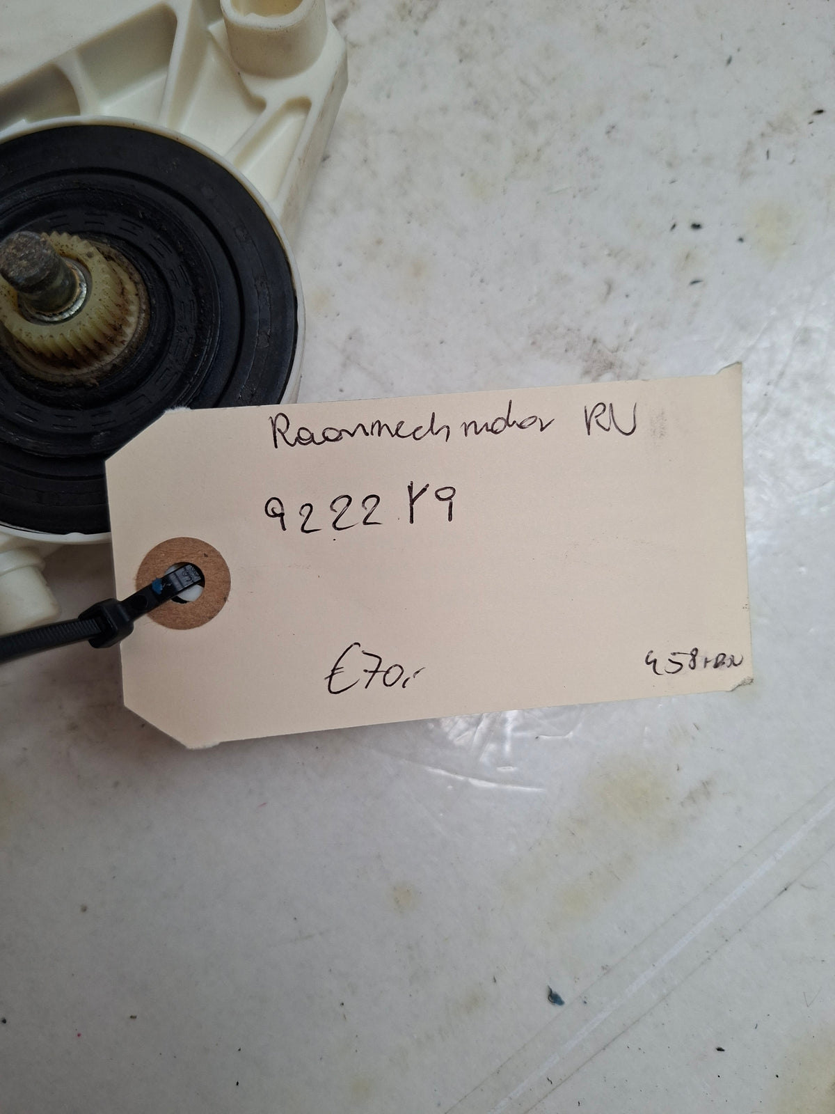 Originele raammechanismemotor rechts voor van een Peugeot 407 (OEM 9222 Y6), bouwjaar 2006