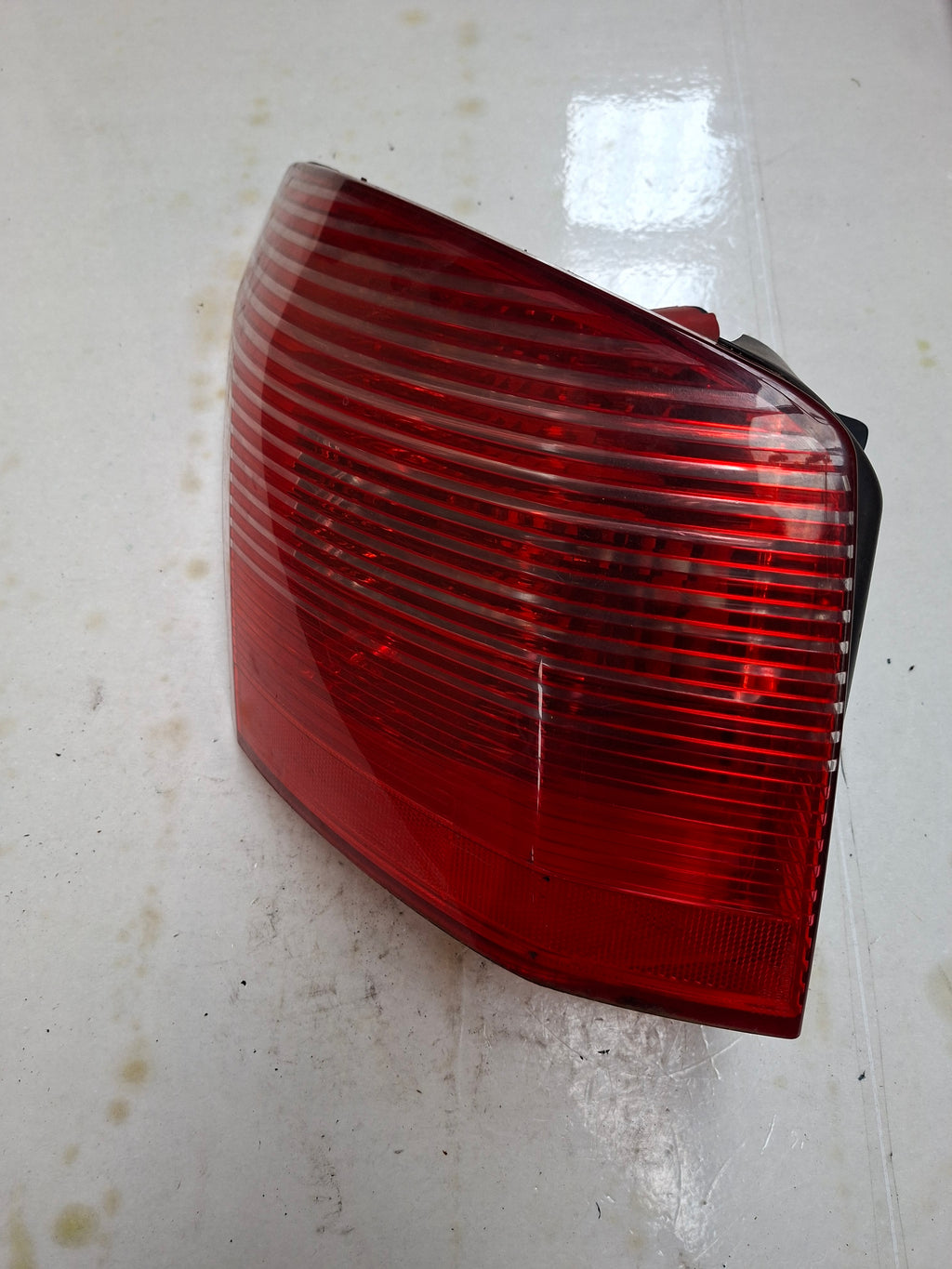 Origineel achterlicht links van een Peugeot 407 (OEM 6350 T3), bouwjaar 2006