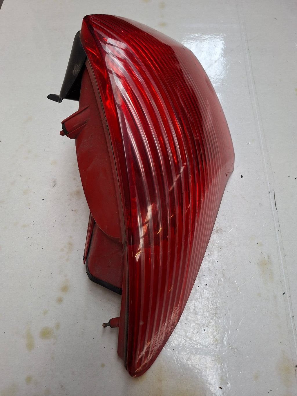 Origineel achterlicht links van een Peugeot 407 (OEM 6350 T3), bouwjaar 2006