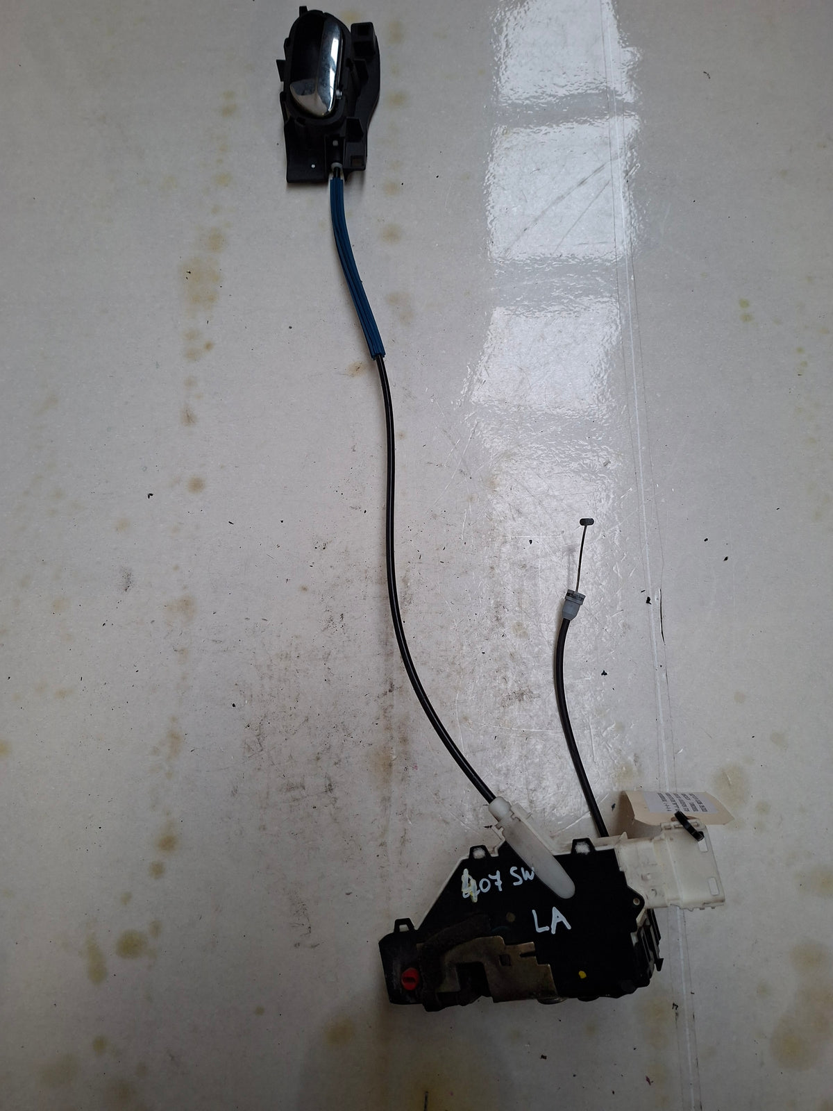 Origineel deurslot links achter van een Peugeot 407 (OEM 9137 K8 / 9137 Q7), bouwjaar 2006