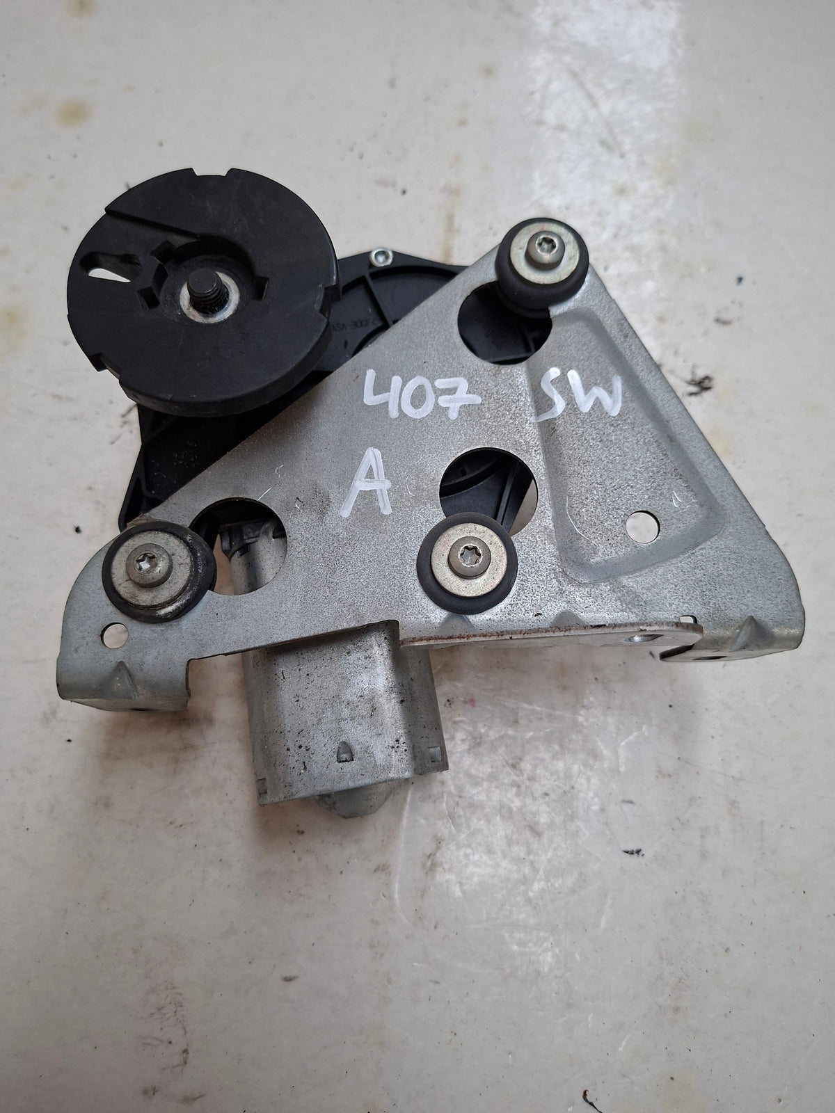 Originele ruitenwissermotor achter van een Peugeot 407 (OEM 6405 R1), bouwjaar 2006