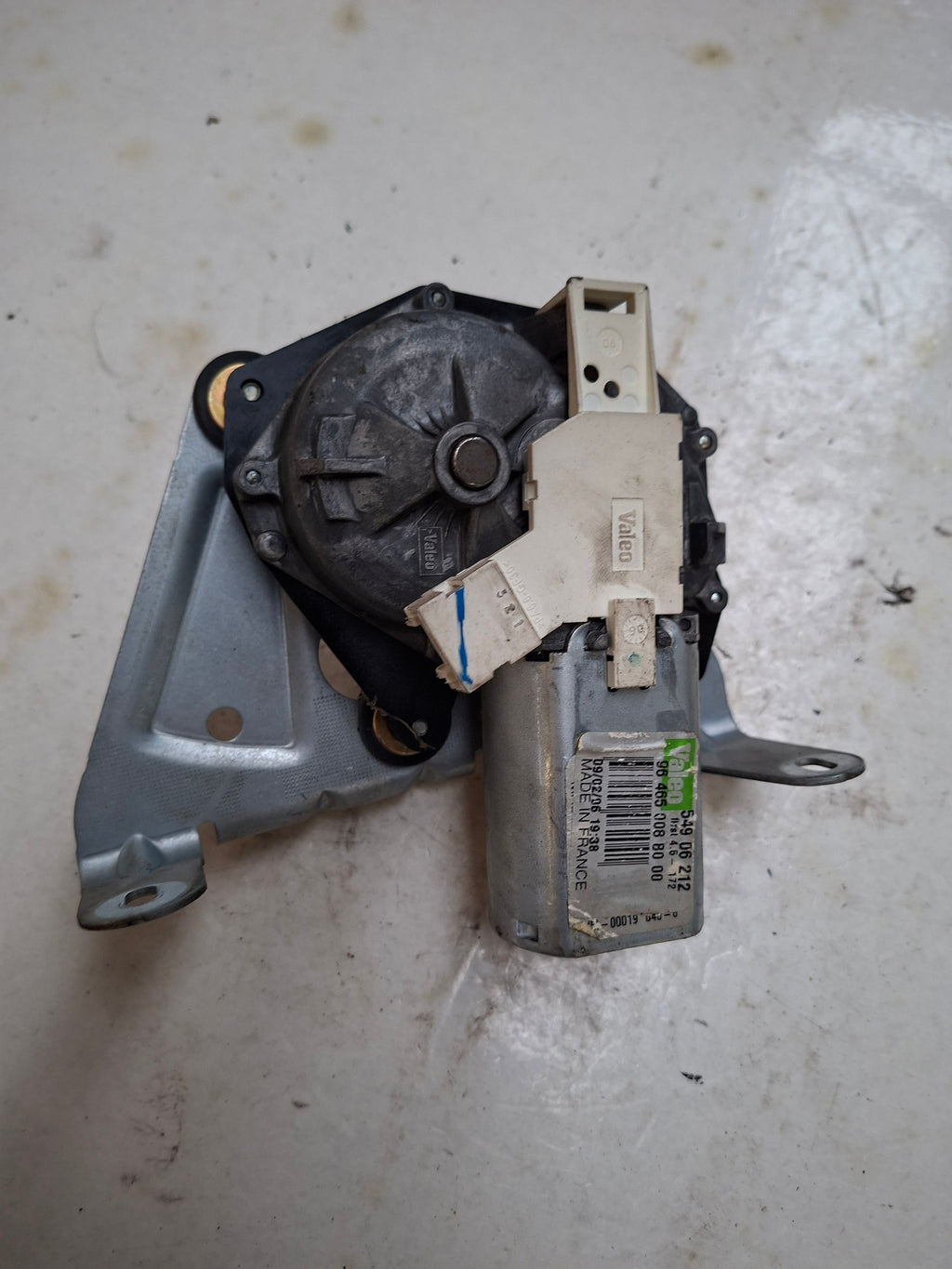 Originele ruitenwissermotor achter van een Peugeot 407 (OEM 6405 R1), bouwjaar 2006