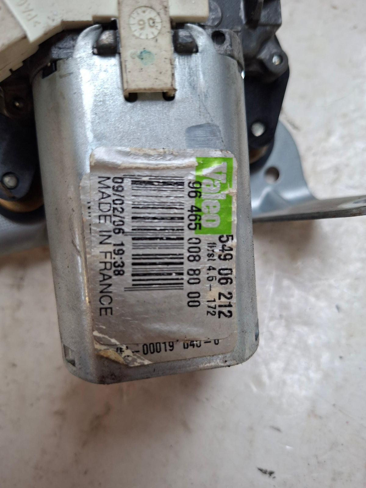 Originele ruitenwissermotor achter van een Peugeot 407 (OEM 6405 R1), bouwjaar 2006