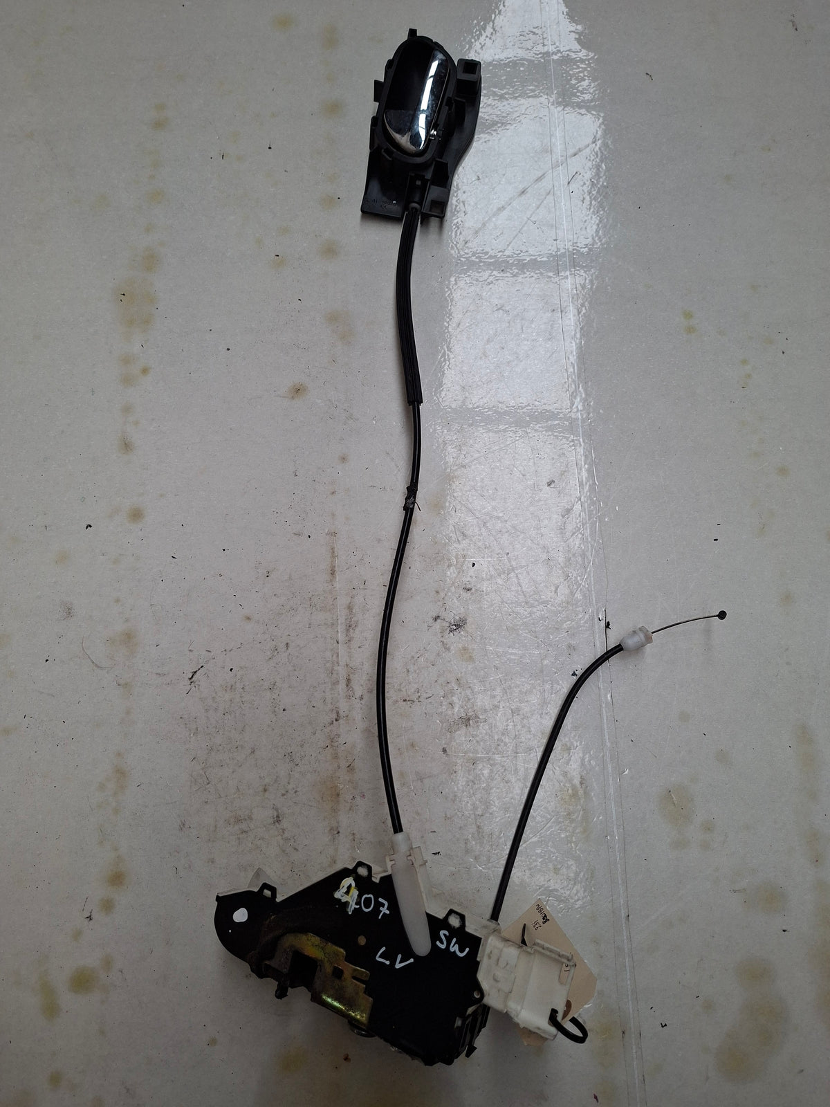 Origineel deurslot links voor van een Peugeot 407 (OEM 9135 AY / 9135 FN), bouwjaar 2006
