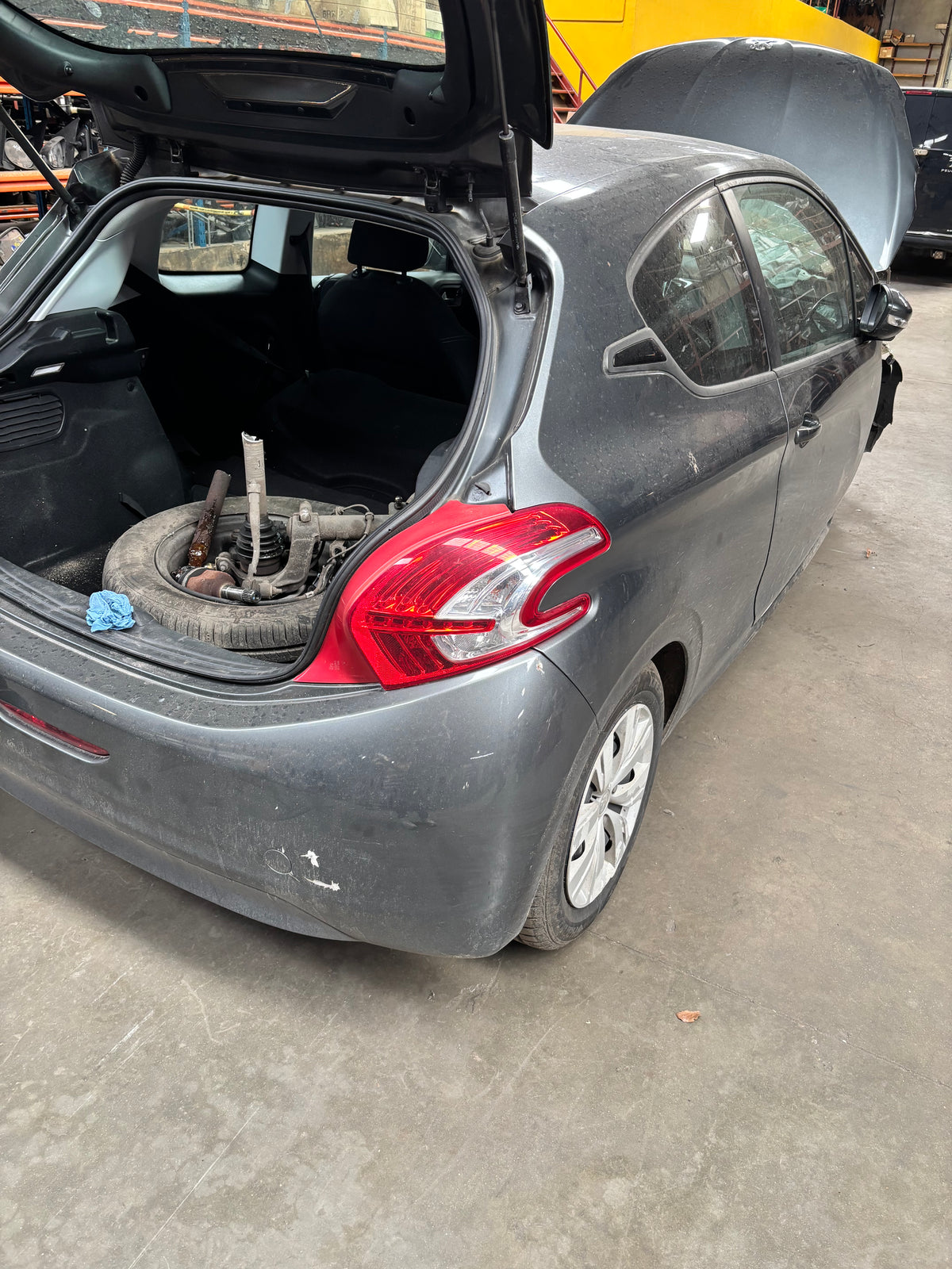 PEUGEOT 208 3D DK GRIJS